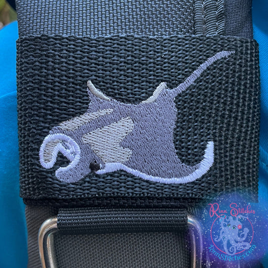 Embroidered BCD Featuring a lifelike manta ray design that highlights its smooth, flowing form on Black Webbing. Made for scuba divers by Rinn Stitches in Maui, Hawaii