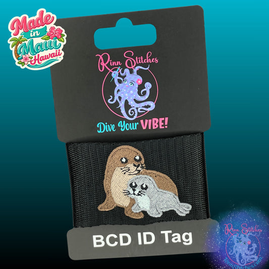 Embroidered BCD Tag featuring a Hawaiian monk seal mamma and pup made by Rinn Stitches on Maui, Hawaii